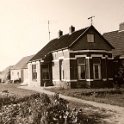 Ouderlijk huis, Nw. Statenzijl -02  De woning van de familie Hillinga, met daarachter de stal voor het melkvee. (Foto: Harm Hillinga, 1969).